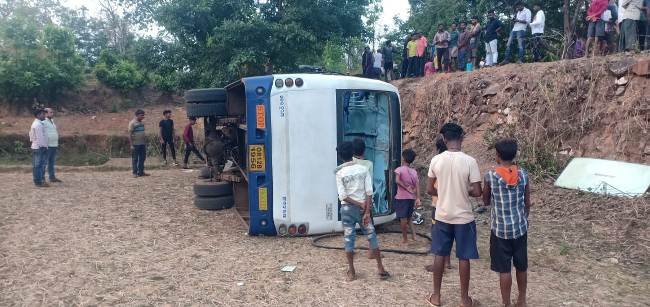 ଭାରସାମ୍ୟ ହରାଇ ଘାଟିରେ ଓଲଟିଲା ଯାତ୍ରୀବାହୀ ବସ