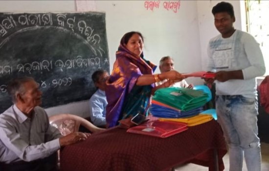 ଆଖୁଆପଦା ଠାରେ ପାଠ୍ୟ ଉପକରଣ ବଣ୍ଟନ