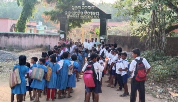 ଶିକ୍ଷକ ଅଭାବକୁ ନେଇ ଝୁଟୁଣା ବିଦ୍ୟାଳୟରେ ତାଲା