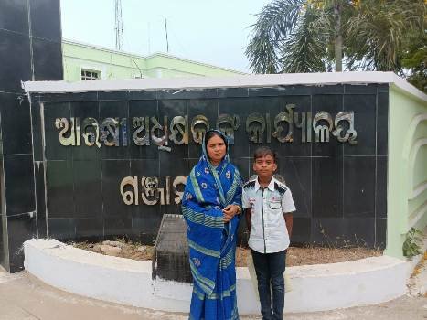ନାବାଳିକା ଝିଅଙ୍କୁ ଅପହରଣ ଅଭିଯୋଗ ନେଇ  ଏସପିଙ୍କୁ ଭେଟିଲେ ବିଧବା ମାଆ