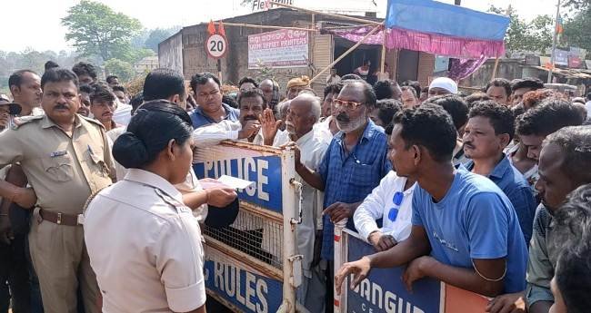 ବିଦ୍ୟାଳୟ  ପାଚେରୀ ଭଙ୍ଗାକୁ ନେଇ ଉତ୍ତେଜନା : ୫୯ ନଂ ଜାତୀୟ ରାଜପଥ ଅବରୋଧ କଲେ ସ୍ଥାନୀୟ ବାସିନ୍ଦା