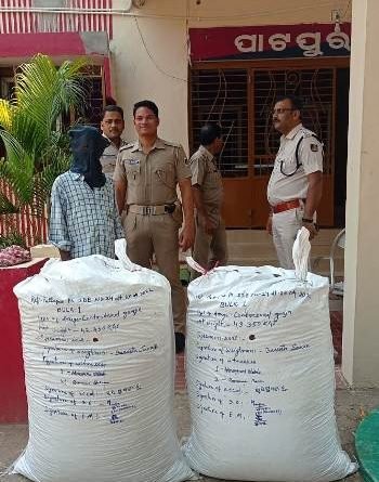 ଯୁବକଙ୍କ ଘର ଭିତରୁ ୮୬ କେ ଜି ଗଞ୍ଜେଇ ଜବତ କଲା ପୋଲିସ