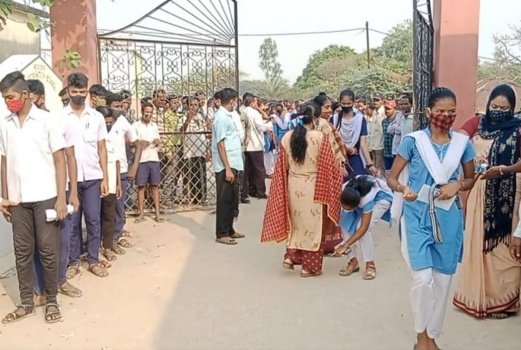 ଆରମ୍ଭ ହେଲା ଅଫ ଲାଇନ ମ୍ୟାଟ୍ରିକ ପରୀକ୍ଷା :୯ଗୋଟି କେନ୍ଦ୍ରରେ ୧୩୫୪ଜଣ ବିଦ୍ୟାର୍ଥୀ ଦେଲେ ମ୍ୟାଟ୍ରିକ ପରୀକ୍ଷା