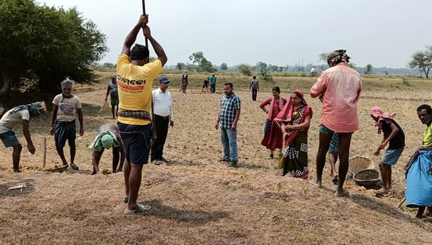 ସରପଞ୍ଚଙ୍କ ଦ୍ଵାରା ମନେରେଗା କାର୍ଯ୍ୟ ଶୁଭାରମ୍ଭ