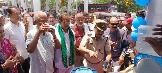 ବ୍ୟାଘ୍ରବେଦୀ ବସ ମାଲିକ ସଂଘ ପକ୍ଷରୁ ବସ ଟର୍ମିନାଲ ପରିସରରେ ଜଳଛତ୍ର