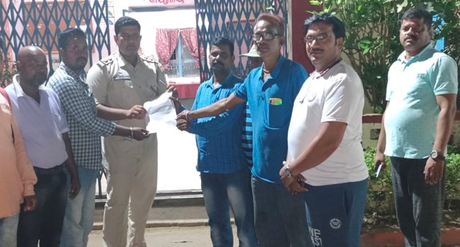 ଗୋଡ଼ରେ ବେଡି ପକାଇବା ଘଟଣା : ଥାନା ଅଧିକାରୀଙ୍କ ବହିଷ୍କାର ନେଇ ପୋଲିସ ମହାନିର୍ଦ୍ଦେଶକଙ୍କୁ ଦାବିପତ୍ର ପ୍ରଦାନ