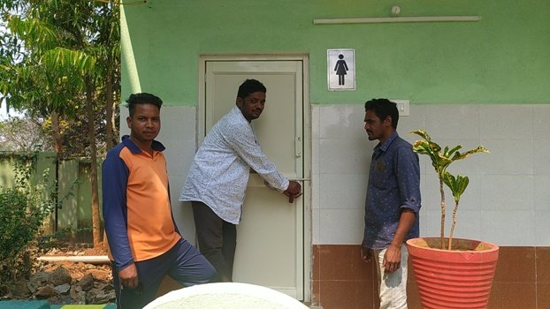 ୫ଟି ବିଦ୍ୟାଳୟ କାମ ସରି ବିତିଲା ୭ମାସ ଟଙ୍କା ନ ମିଳିବାରୁ ଶୌଚାଳୟ ରେ ତାଲା