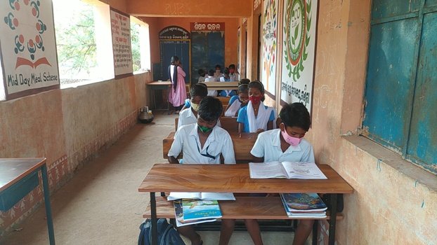 ଗୁଣ୍ଡିମାରେ ଶ୍ରେଣୀ ଗୃହ ଅଭାବ ବାରଣ୍ଡାରେ ଚାଲିଛି ପାଠ ପଢା
