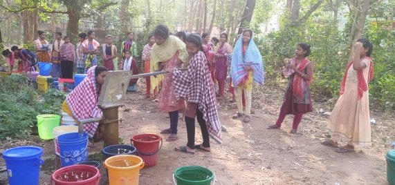 ପୁଣି ନଳକୂପରୁ ପାଣି ବୋହିଲେ ଛାତ୍ରୀ : ବ୍ଲକ ପ୍ରଶାସନ ଚୁପ