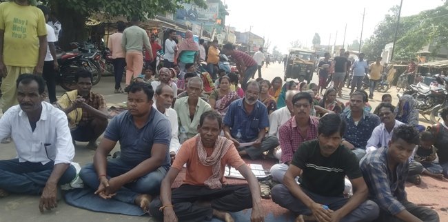 ବିଦ୍ୟାଳୟ ପାଚେରୀ ଭଙ୍ଗାକୁ ନେଇ ଉତେଜନା : ୧୧ଘଣ୍ଟା ଧରି ଜାତୀୟରାଜପଥ ଅବରୋଧ