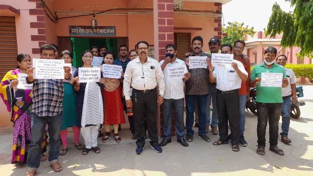 ଜିଲ୍ଲା ଶିକ୍ଷାଧିକାରୀଙ୍କୁ ଆକ୍ରମଣ ଘଟଣା ଦୃଢ ନିନ୍ଦା କରି ପ୍ରତିବାଦ କଲେ ସମଗ୍ର ଶିକ୍ଷା ପ୍ରକଳ୍ପ କାର୍ଯ୍ୟାଳୟର କର୍ମଚାରୀ