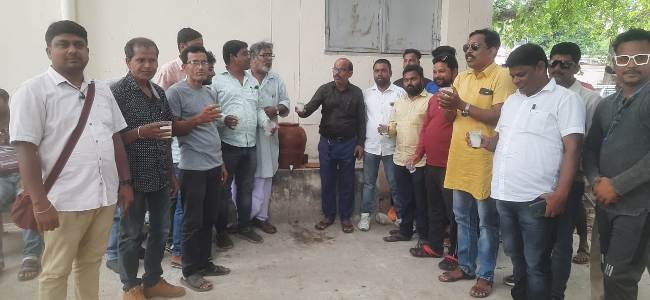 ସାମ୍ବାଦିକଙ୍କ ପକ୍ଷରୁ ଜିଲାପାଳଙ୍କ କାର୍ଯ୍ୟାଳୟ ପରିସରରେ ଜଳଛତ୍ର
