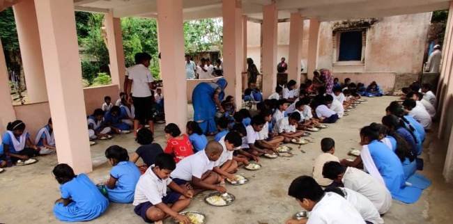ଦୀର୍ଘ ୨ ବର୍ଷ ପରେ ବିଦ୍ୟାଳୟରେ ମଧ୍ୟାହ୍ନ ଭୋଜନ ଖାଇଲେ ଛାତ୍ରଛାତ୍ରୀ
