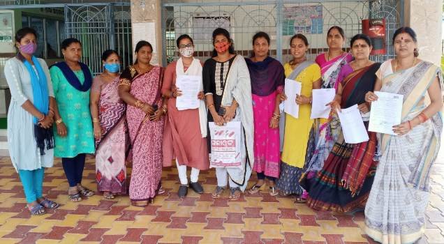 ପାଇଖାନା ଅର୍ଥ ହଡପ ମାମଲା : ଦୃଢ କାର୍ଯ୍ୟାନୁଷ୍ଠାନ ଦାବୀ ନେଇ ଜିଲ୍ଲାପାଳଙ୍କୁ ଭେଟିଲେ ମହିଳା ମାନେ