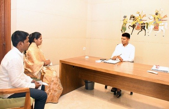 ମୁଖ୍ୟମନ୍ତ୍ରୀଙ୍କ ପ୍ରମୁଖ ସଚିବଙ୍କୁ ଭେଟିଲେ ପାରଳା ପୌରଧ୍ୟକ୍ଷ ନିର୍ମଳା ଓ ଉପଧ୍ୟକ୍ଷ ଲେଙ୍କା ମଧୂ