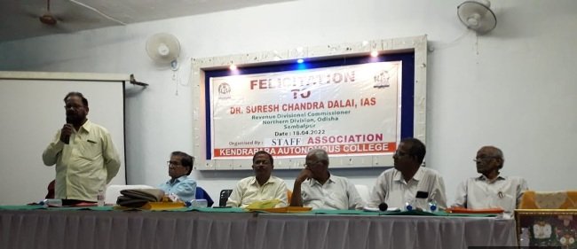 ପ୍ରାକ୍ତନ ଛାତ୍ର କେନ୍ଦ୍ରାଞ୍ଚଳ ରାଜସ୍ୱ ଆୟୁକ୍ତଙ୍କୁ କେନ୍ଦ୍ରାପଡା କଲେଜରେ ସମ୍ବର୍ଦ୍ଧନା