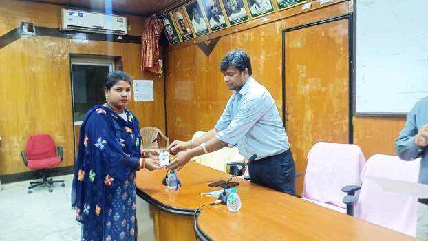 ଖବରକାଗଜ ବିତରକଙ୍କୁ ପରିଚୟପତ୍ର ପ୍ରଦାନ