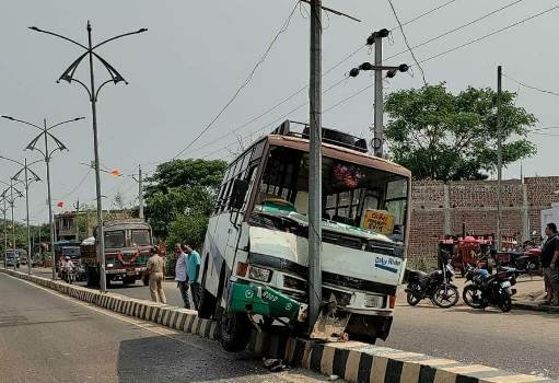 ଡିଭାଇଡରରେ ଚଢିଲା ଯାତ୍ରୀବାହୀ ବସ : ୮ ଜଣ ଆହତ