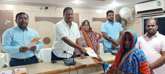 ୪୭ ଜଣ ହିତାଧିକାରୀଙ୍କୁ ଭତ୍ତା ବଣ୍ଟନ କଲେ ବିଧାୟକ
