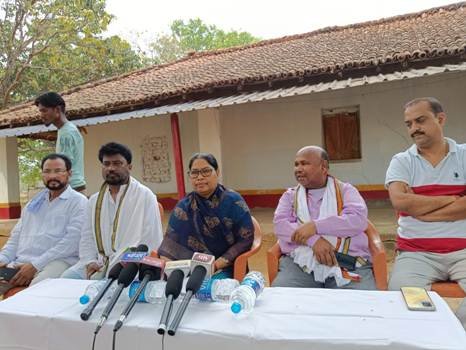 ୫ ଜଣ ଦଳୀୟ ବିଶୃଙ୍ଖଳାକାରୀଙ୍କ ନିଲମ୍ବିତ ନେଇ ଝାଡ଼ଖଣ୍ଡ ମୁକ୍ତି ମୋର୍ଚା ରାଜ୍ୟ ସଭାପତିଙ୍କ ଖବରଦାତା ସମ୍ମିଳନୀ