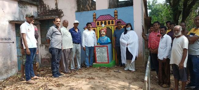 ଅବହେଳିତ ଅବସ୍ଥାରେ ପଡ଼ି ରହିଥିବା ମହାରାଜା ଶ୍ରୀ କୃଷ୍ଣ ଚନ୍ଦ୍ର ଗଜପତିଙ୍କ ପ୍ରତିମୂର୍ତ୍ତି ସ୍ଥାନାନ୍ତରିତ ଓ ପୁନଃସ୍ଥାପନ ହେଲା