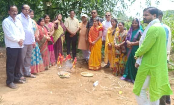 ଆଦର୍ଶ ସ୍ମଶାନ ର ଭୂମିପୂଜନ ଓ ଭିତିପ୍ରସ୍ତର ସ୍ଥାପନ କଲେ ଅଧ୍ୟକ୍ଷା