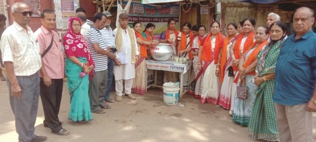 ପଥଚାରୀଙ୍କୁ ଦହିସର୍ବତ ବଣ୍ଟନ