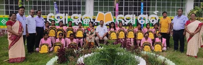 ‘ବିଦ୍ୟା ଆଶୀର୍ବାଦ’ ଯୋଜନାରେ ପାରାଦୀପ ବନ୍ଦର ପକ୍ଷରୁ ଛାତ୍ରଛାତ୍ରୀଙ୍କୁ ସ୍କୁଲ ଉପକରଣ ବଂଟନ