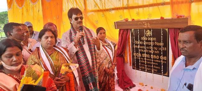 ନିମାପଡ଼ାରେ ଭିତ୍ତିପ୍ରସ୍ତର ସ୍ଥାପନ କଲେ ଗଣଶିକ୍ଷା ମନ୍ତ୍ରୀ 