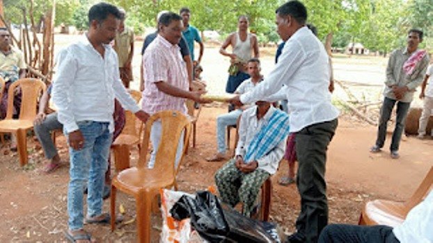 ଘର ପୋଡି ଘଟଣା : ପରିବାରକୁ ସହାୟତା ହାତ ବଢ଼ାଇଲେ ବିଧାୟକ 