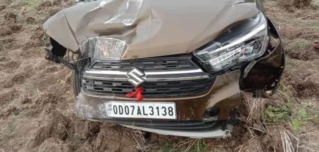 ଦୁର୍ଘଟଣାରେ କାର ଚୁରମାର : ଅଳ୍ପକେ ରକ୍ଷାପାଇଲେ ଯାତ୍ରୀ ଓ ଚାଳକ
