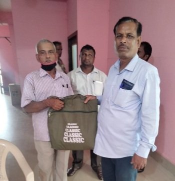 ବହୁମୂଲ୍ୟବାନ ଜିନିଷ ଥିବା ବ୍ୟାଗ ରାସ୍ତାରୁ ପାଇ ଫେରାଇଲେ ବିଦ୍ୟାଧର : ଏବେବି ମଣିଷ ପଣିଆ ବଞ୍ଚିଛି !