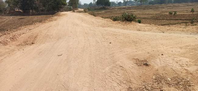 ନିର୍ମାଣ ହେଲାନି ରାସ୍ତା : କିନ୍ତୁ ବାଲିଘାଟରୁ ବାଲିପରିବହନ ହେଲା 