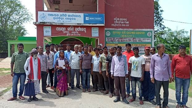 ଶାଳଣିଆଁ ଜିଆରଏସଙ୍କ ବଦଳି ଦାବିରେ ବିଡିଓଙ୍କୁ ଦାବିପତ୍ର ପ୍ରଦାନ 