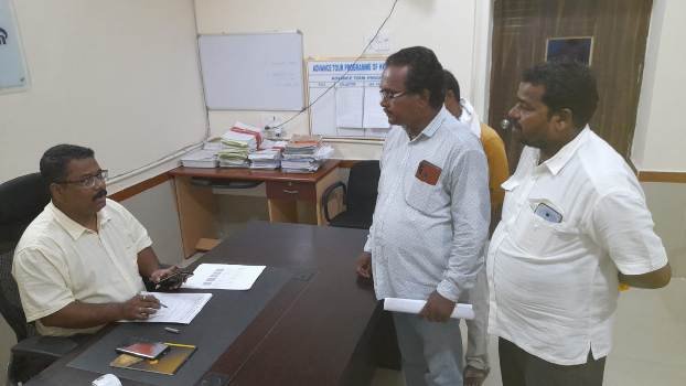 ଚାଷୀ ମାନଙ୍କ ବିଭିନ୍ନ ସମସ୍ୟା ନେଇ ଜିଲ୍ଲାପାଳଙ୍କ ଉଦ୍ଦେଶ୍ୟରେ ଦାବିପତ୍ର ପ୍ରଦାନ