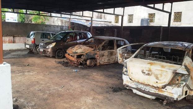 ୭ କାର ପୋଡିଲେ ଦୁର୍ବୃତ୍ତ