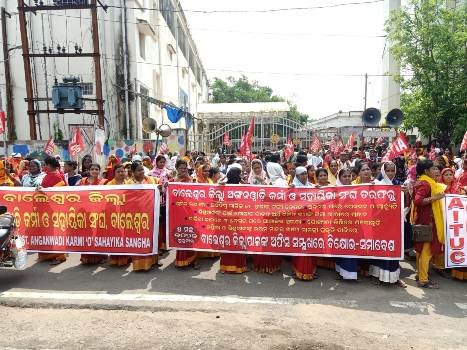ବିଭିନ୍ନ ଦାବି ନେଇ ଅଙ୍ଗନବାଡ଼ି କର୍ମୀ-ସହାୟିକା ସଂଘର ବିକ୍ଷୋଭ