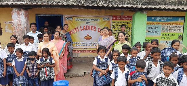 ବିଦ୍ୟାର୍ଥୀମାନଙ୍କୁ ଇଫକୋ ଜ୍ୟୋତି ଲେଡିଜ୍ କ୍ଲବ୍ ପକ୍ଷରୁ ପଠନ ସାମଗ୍ରୀ ପ୍ରଦାନ