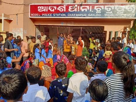 ବିଦ୍ୟାଳୟ ସୁରକ୍ଷା କମିଟି ପକ୍ଷରୁ ଜିଲ୍ଲାପାଳ ଙ୍କ କାର୍ଯ୍ୟାଳୟ ସମ୍ମୁଖରେ ରେ ଗଣଧାରଣା