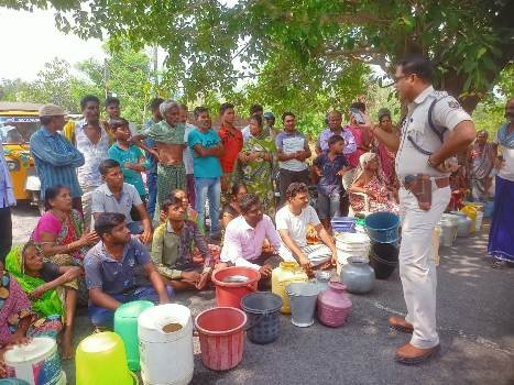 ପାଣି ପାଇଁ ତାତିଲେ : ହାଣ୍ଡି ମାଠିଆ ଧରି ରାସ୍ତା ଅବରୋଧ କଲେ ଗ୍ରାମବାସୀ