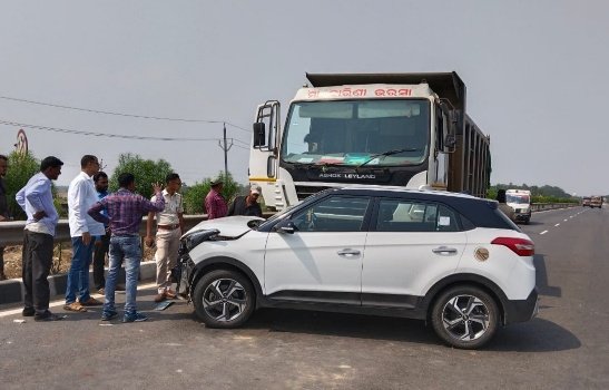 କାରକୁ ପିଟିଲା ଟ୍ରକ : ଅଳ୍ପକେ ବର୍ତ୍ତିଲେ ବିଜେପି ନେତା