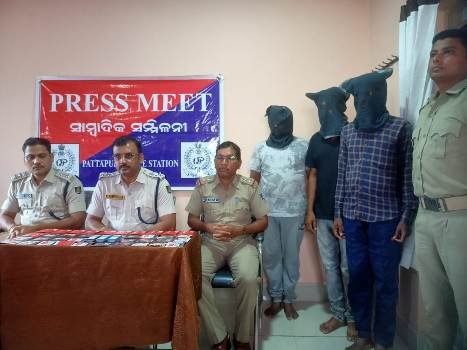 ବେଆଇନ ସିମ କାରବାର ଅଭିଯୋଗରେ ୩ ଦୋକାନରେ ପୋଲିସ ର ଚଢାଉ