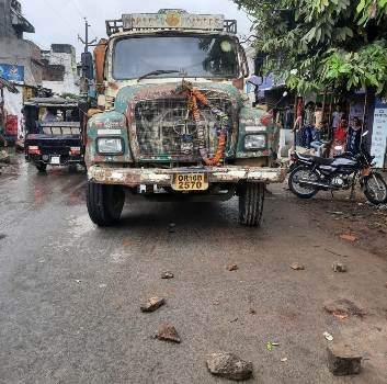 ବାଲି ବୋଝେଇ ଟ୍ରକ ଧକ୍କାରେ ମହିଳା ଗୁରୁତର