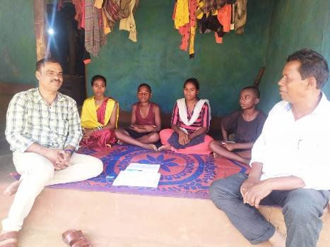 ଖବର ପ୍ରକାଶନ ପରେ ଗାଁରେ ପହଞ୍ଚିଲେ ଜିଲ୍ଲା ଶିଶୁ ସୁରକ୍ଷା ଅଧିକାରୀ