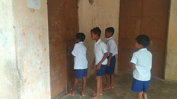 ସରକାର ଙ୍କ ନୀୟମ ମାନୁନାହାନ୍ତି ଶିକ୍ଷକ ଶିକ୍ଷୟିତ୍ରୀ ବିଳମ୍ବ ରେ ଖୋଲୁଛି ବିଦ୍ୟାଳୟ