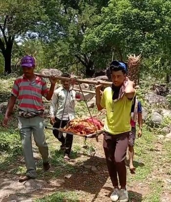 ପୁଣି ଗାଁ କୁ ରାସ୍ତା ନଥିବାରୁ ଦୁଳା ରେ ବୁହା ହେଲେ ରୋଗୀ
