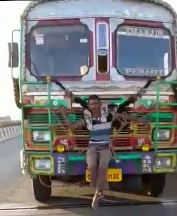 ମୋବାଇଲ ଚୋରି ସନ୍ଦେହ : ଯୁବକଙ୍କୁ ଟ୍ରକରେ ବାନ୍ଧି ବିପଜ୍ଜନକ ଭାବେ ଟ୍ରକ ଚଳାଇଲେ