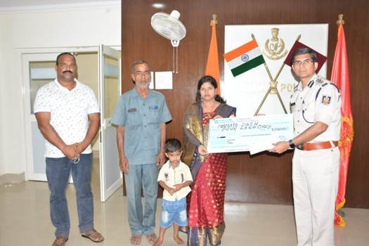 ମୃତ ହୋମଗାର୍ଡଙ୍କ ପରିବାର ବର୍ଗର୍ଙ୍କୁ ମିଳିଲା ୪ ଲକ୍ଷ ଟଙ୍କା ସହାୟତା ରାଶି