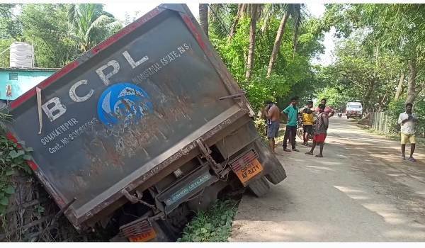 ଅଣାଛକରେ ଓଲଟିଲା ହାଇୱା :  ସ୍କୁଲ ସମୟରେ ବାଲିପରିବହନ ବନ୍ଦ କରିବାକୁ ଦାବି 