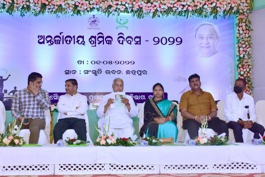 ଜିଲ୍ଲାର ଖବରକାଗଜ ବିତରକ ମାନଙ୍କୁ ପରିଚିୟ ପତ୍ର ବଣ୍ଟନର ଶୁଭାରମ୍ଭ